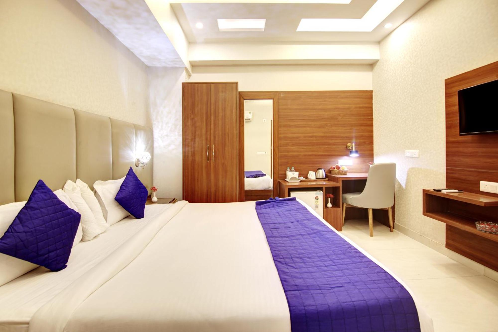 נוידה Marks Hotel & Banquet מראה חיצוני תמונה