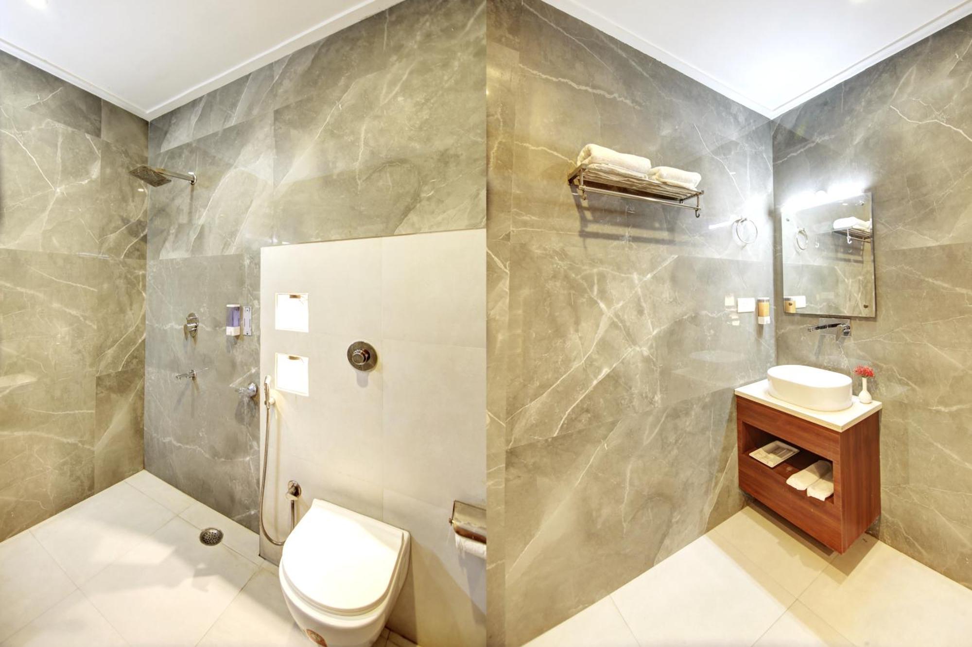 נוידה Marks Hotel & Banquet מראה חיצוני תמונה